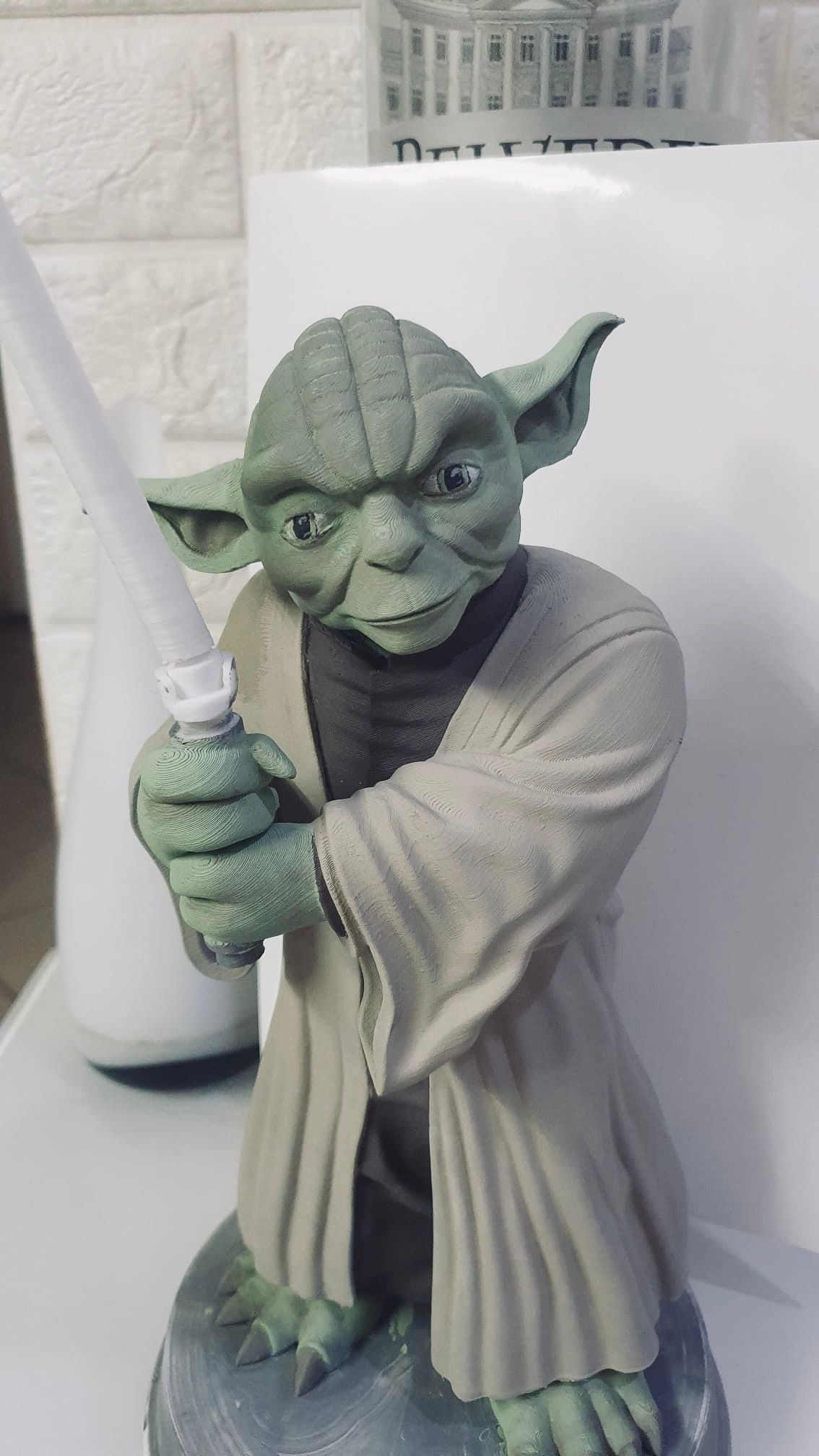 Statuetta Maestro Jedi con Spada Laser