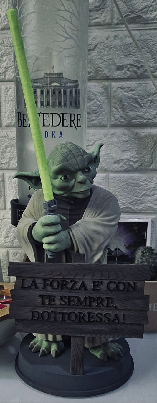 Statuetta Maestro Jedi con Spada Laser